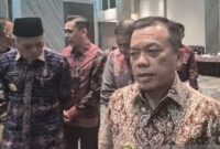 Gubernur Jambi Al Haris meminta Pemkab Bungo mempercepat pendataan kerugian pascalongsor di Empelu yang menewaskan dua warga.( Poto : Koran Jakarta ).