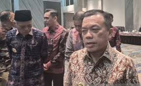 Gubernur Jambi Al Haris meminta Pemkab Bungo mempercepat pendataan kerugian pascalongsor di Empelu yang menewaskan dua warga.( Poto : Koran Jakarta ).