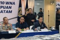 Aparat mengungkap pergeseran jaringan scam internasional ke Indonesia dengan mengamankan 210 WNA di Batam.( Poto : detiksumut/Alamudin ).