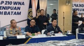 Aparat mengungkap pergeseran jaringan scam internasional ke Indonesia dengan mengamankan 210 WNA di Batam.( Poto : detiksumut/Alamudin ).