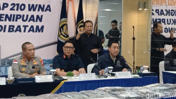Aparat mengungkap pergeseran jaringan scam internasional ke Indonesia dengan mengamankan 210 WNA di Batam.( Poto : detiksumut/Alamudin ).