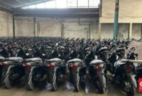 Polda Metro Jaya membongkar gudang motor ilegal di Jakarta Selatan yang berisi ribuan kendaraan hasil dugaan penggelapan, fidusia, dan pemalsuan data.( Poto : CNN Indonesia/ Patricia Diah Ayu Saraswati ).