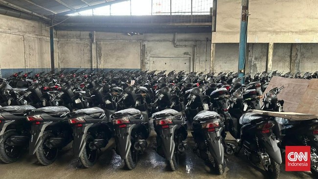 Polda Metro Jaya membongkar gudang motor ilegal di Jakarta Selatan yang berisi ribuan kendaraan hasil dugaan penggelapan, fidusia, dan pemalsuan data.( Poto : CNN Indonesia/ Patricia Diah Ayu Saraswati ).