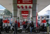 Harga BBM Pertamina 1 Mei 2026 tetap stabil. Pertalite Rp10.000, solar Rp6.800, dan Pertamax Rp12.300 per liter.( Poto : AFP/BAY ISMOYO/CNN Indonesia )