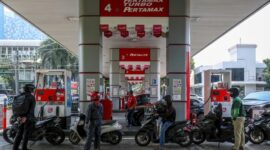 Harga BBM Pertamina 1 Mei 2026 tetap stabil. Pertalite Rp10.000, solar Rp6.800, dan Pertamax Rp12.300 per liter.( Poto : AFP/BAY ISMOYO/CNN Indonesia )