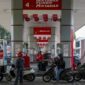 Harga BBM Pertamina 1 Mei 2026 tetap stabil. Pertalite Rp10.000, solar Rp6.800, dan Pertamax Rp12.300 per liter.( Poto : AFP/BAY ISMOYO/CNN Indonesia )