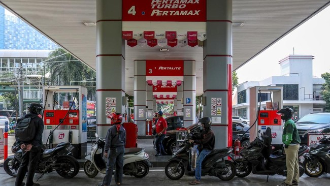 Harga BBM Pertamina 1 Mei 2026 tetap stabil. Pertalite Rp10.000, solar Rp6.800, dan Pertamax Rp12.300 per liter.( Poto : AFP/BAY ISMOYO/CNN Indonesia )