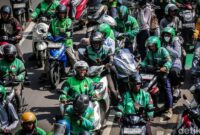 Perpres 27 Tahun 2026 menetapkan potongan ojol 8 persen yang disambut driver, namun memunculkan kekhawatiran soal biaya tambahan.( Poto : detikNews-detikcom).