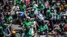 Perpres 27 Tahun 2026 menetapkan potongan ojol 8 persen yang disambut driver, namun memunculkan kekhawatiran soal biaya tambahan.( Poto : detikNews-detikcom).