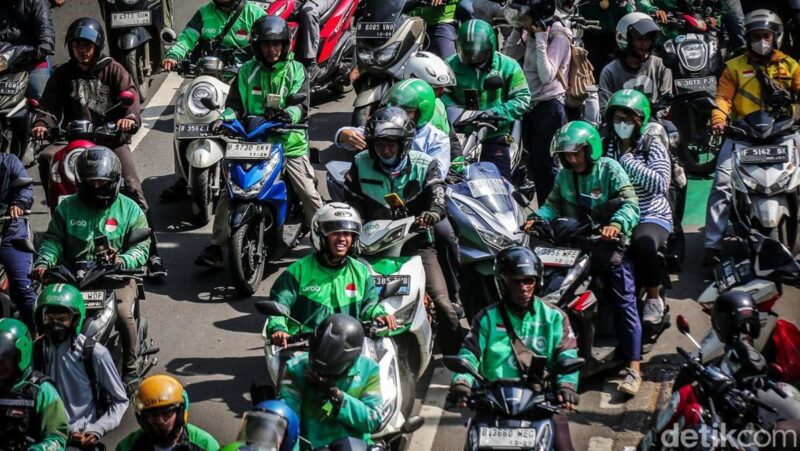 Perpres 27 Tahun 2026 menetapkan potongan ojol 8 persen yang disambut driver, namun memunculkan kekhawatiran soal biaya tambahan.( Poto : detikNews-detikcom).