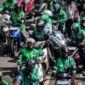 Perpres 27 Tahun 2026 menetapkan potongan ojol 8 persen yang disambut driver, namun memunculkan kekhawatiran soal biaya tambahan.( Poto : detikNews-detikcom).