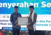 Menag menyerahkan sertifikat IB kepada MAN IC Serpong dalam peresmian kurikulum internasional IB 26.( Poto : detikcom/Adrial Akbar ).