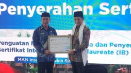 Menag menyerahkan sertifikat IB kepada MAN IC Serpong dalam peresmian kurikulum internasional IB 26.( Poto : detikcom/Adrial Akbar ).