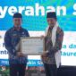 Menag menyerahkan sertifikat IB kepada MAN IC Serpong dalam peresmian kurikulum internasional IB 26.( Poto : detikcom/Adrial Akbar ).