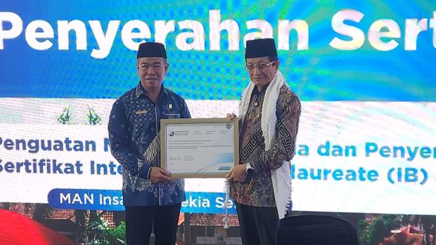 Menag menyerahkan sertifikat IB kepada MAN IC Serpong dalam peresmian kurikulum internasional IB 26.( Poto : detikcom/Adrial Akbar ).