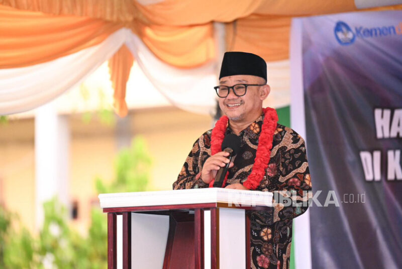 Mendikdasmen Abdul Mu’ti menegaskan penghapusan istilah guru honorer dalam UU ASN 2023 dan menggantinya dengan guru non-ASN.( Poto : REPUBLIKA ).