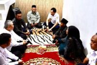 Menhub dan Dirut KAI melakukan takziah ke rumah korban kecelakaan kereta di Bekasi.( Poto : detiknews)