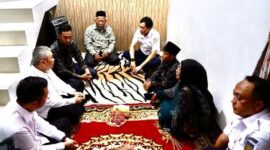 Menhub dan Dirut KAI melakukan takziah ke rumah korban kecelakaan kereta di Bekasi.( Poto : detiknews)