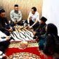 Menhub dan Dirut KAI melakukan takziah ke rumah korban kecelakaan kereta di Bekasi.( Poto : detiknews)
