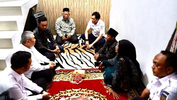 Menhub dan Dirut KAI melakukan takziah ke rumah korban kecelakaan kereta di Bekasi.( Poto : detiknews)