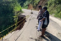 Tanah longsor di Tanjakan Siau, Merangin, Jambi, mengganggu akses utama Muara Siau-Jangkat akibat hujan deras, kendaraan harus melintas bergantian.( Poto : KORANMANADO).