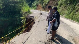 Tanah longsor di Tanjakan Siau, Merangin, Jambi, mengganggu akses utama Muara Siau-Jangkat akibat hujan deras, kendaraan harus melintas bergantian.( Poto : KORANMANADO).