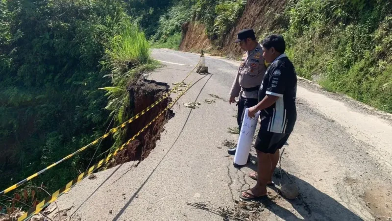 Tanah longsor di Tanjakan Siau, Merangin, Jambi, mengganggu akses utama Muara Siau-Jangkat akibat hujan deras, kendaraan harus melintas bergantian.( Poto : KORANMANADO).