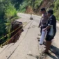 Tanah longsor di Tanjakan Siau, Merangin, Jambi, mengganggu akses utama Muara Siau-Jangkat akibat hujan deras, kendaraan harus melintas bergantian.( Poto : KORANMANADO).