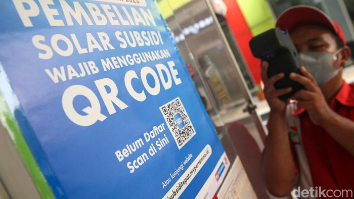 QR Code MyPertamina yang menampilkan status “Bukan Penerima Subsidi” membuat pengguna BBM subsidi Pertalite dan Solar mengalami kebingungan.( Poto : detikoto/ Grandyos Zafna ).