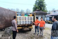 Polres Kuansing menggagalkan pengiriman solar subsidi ilegal menuju Sarolangun, Jambi. Polisi menangkap dua pelaku dan menyita 180 jeriken solar subsidi.( Poto : jpnn.com ).