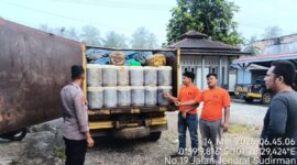 Polres Kuansing menggagalkan pengiriman solar subsidi ilegal menuju Sarolangun, Jambi. Polisi menangkap dua pelaku dan menyita 180 jeriken solar subsidi.( Poto : jpnn.com ).