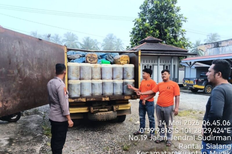 Polres Kuansing menggagalkan pengiriman solar subsidi ilegal menuju Sarolangun, Jambi. Polisi menangkap dua pelaku dan menyita 180 jeriken solar subsidi.( Poto : jpnn.com ).