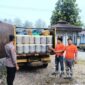 Polres Kuansing menggagalkan pengiriman solar subsidi ilegal menuju Sarolangun, Jambi. Polisi menangkap dua pelaku dan menyita 180 jeriken solar subsidi.( Poto : jpnn.com ).
