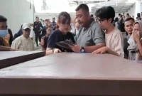 Keluarga korban menangis saat menerima jenazah korban kecelakaan maut bus ALS dan truk tangki di RS Bhayangkara Palembang.( Poto : Tribunjambi.com ).