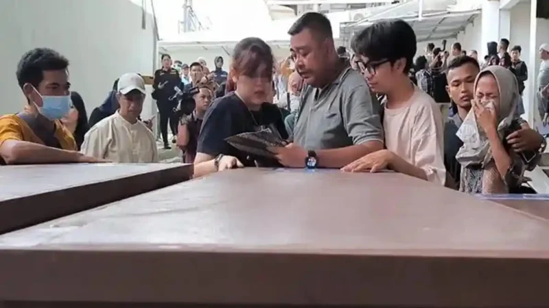 Keluarga korban menangis saat menerima jenazah korban kecelakaan maut bus ALS dan truk tangki di RS Bhayangkara Palembang.( Poto : Tribunjambi.com ).