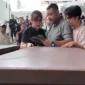 Keluarga korban menangis saat menerima jenazah korban kecelakaan maut bus ALS dan truk tangki di RS Bhayangkara Palembang.( Poto : Tribunjambi.com ).