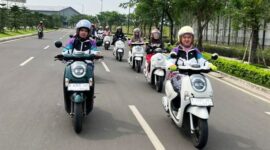 edukasi safety riding pengendara perempuan melalui kampanye #Cari_Aman mendorong keselamatan berkendara dengan tips aman.( Poto : GridOto.com ).
