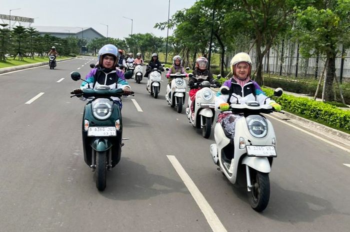 edukasi safety riding pengendara perempuan melalui kampanye #Cari_Aman mendorong keselamatan berkendara dengan tips aman.( Poto : GridOto.com ).