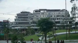 Proyek Ibu Kota Nusantara (IKN) menuai kritik dari berbagai pihak karena dinilai berisiko membebani anggaran negara. Ekonom menyoroti perencanaan yang dianggap kurang matang meski dana triliunan rupiah telah digelontorkan.( Poto : Inilah.com ).