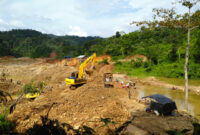 Tambang emas ilegal Sumbar merusak sungai dan hutan.( Poto : MONGABAY ).