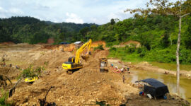 Tambang emas ilegal Sumbar merusak sungai dan hutan.( Poto : MONGABAY ).