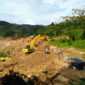 Tambang emas ilegal Sumbar merusak sungai dan hutan.( Poto : MONGABAY ).