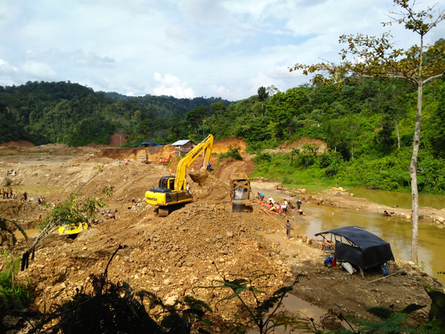 Tambang emas ilegal Sumbar merusak sungai dan hutan.( Poto : MONGABAY ).