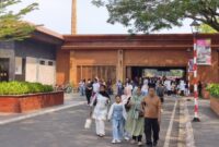 Taman Mini Indonesia Indah ramai dikunjungi wisatawan saat libur Kenaikan Yesus Kristus dan long weekend 14–17 Mei 2026. Pengunjung menikmati wisata keluarga, piknik, dan fasilitas rekreasi.( Poto : detikcom/Kurniawan ).