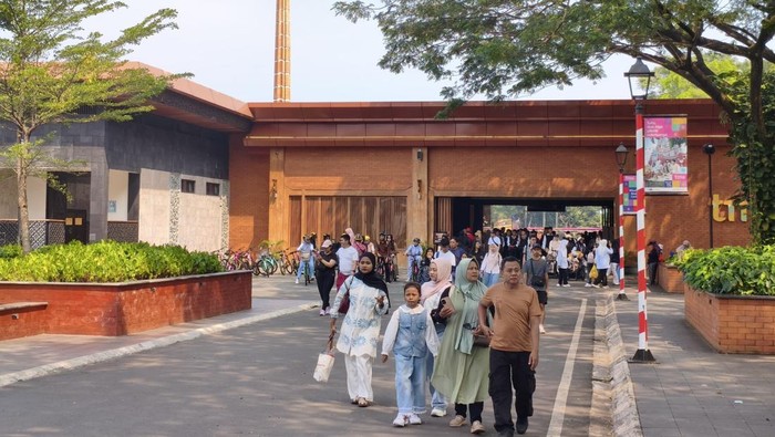 Taman Mini Indonesia Indah ramai dikunjungi wisatawan saat libur Kenaikan Yesus Kristus dan long weekend 14–17 Mei 2026. Pengunjung menikmati wisata keluarga, piknik, dan fasilitas rekreasi.( Poto : detikcom/Kurniawan ).
