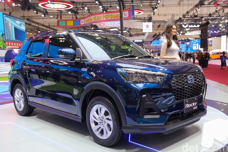 Daihatsu Rocky Hybrid hadir dengan teknologi e-SMART Hybrid yang menggabungkan efisiensi bahan bakar tinggi dan performa responsif, dengan konsumsi hingga lebih dari 30 km/liter.( Poto : detikcom/ Grandyos Zafna ).