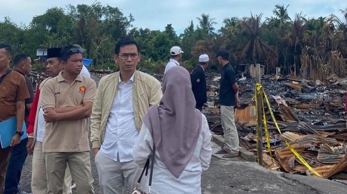 Kebakaran di Pasar Teluk Nilau, Jambi, menghanguskan puluhan rumah dan membuat warga kehilangan tempat tinggal.( Poto : detiksumbagsel ).