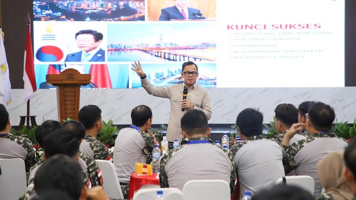 Wamendagri Bima Arya Sugiarto mengajak HIPMI berkolaborasi dengan pemerintah daerah untuk memperkuat ekonomi kreatif, meningkatkan investasi daerah.( Poto : dok.Kemendagri/ detiknews ).