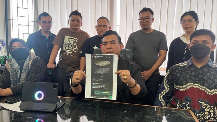 Seorang warga di Jambi kehilangan Rp400 juta setelah percaya janji masuk jaksa melalui jalur khusus yang mencatut nama Gubernur Jambi.( detiksumbagsel ).