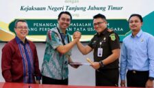 Febrianto Zenny Sulistyo Hari Murti dan Kepala Kejaksaan Negeri Tanjung Jabung Timur, Anto Widi Nugroho.( poto : jambilink.id )